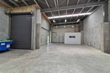 Modern 394sqm Warehouse / Showroom / Office