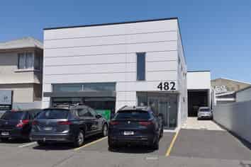 Modern 394sqm Warehouse / Showroom / Office