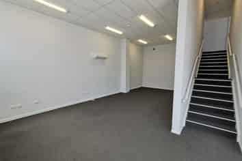 Modern 394sqm Warehouse / Showroom / Office