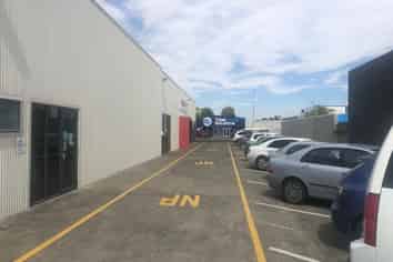 Well appointed office/showroom facilities