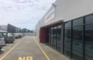 Well appointed office/showroom facilities