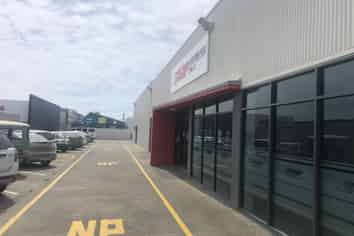 Well appointed office/showroom facilities