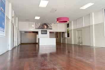 High Exposure Retail in Newmarket!