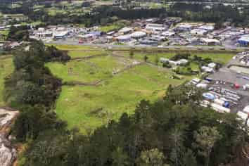 Large format yard space in Kumeu
