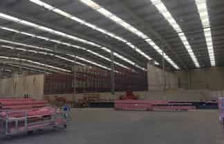 4,136m2 warehouse + 1,280m2 yard right beside NW M