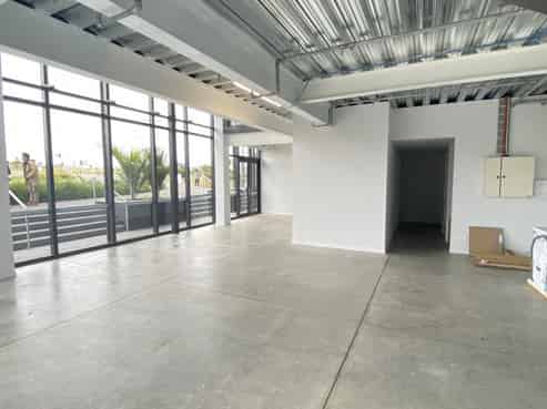 Excellent recently developed Albany space