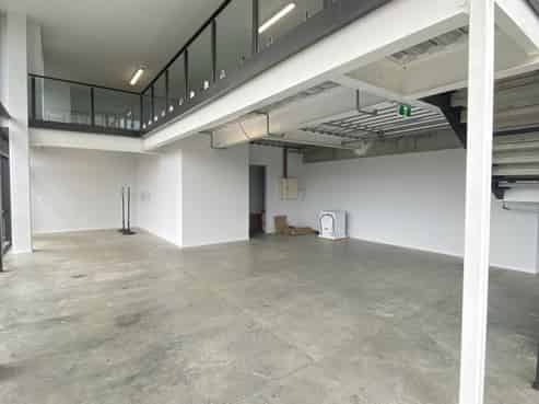 Excellent recently developed Albany space