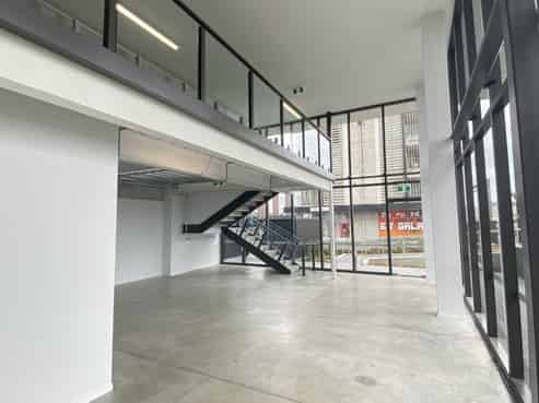 Excellent recently developed Albany space