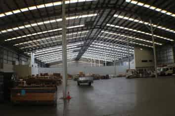 Large Highbay warehouse & secure yard