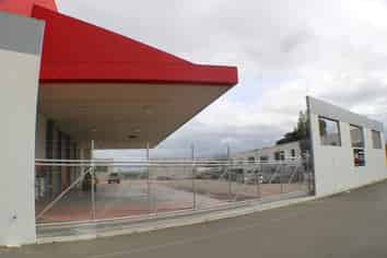 Large Highbay warehouse & secure yard