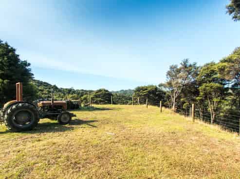 16 Long Road, Waitakere