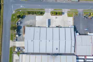 CBRE: Industrial Building & Yard