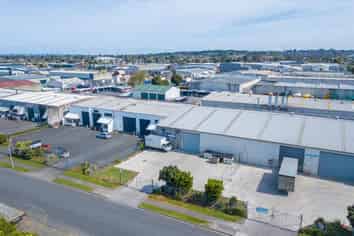 CBRE: Industrial Building & Yard