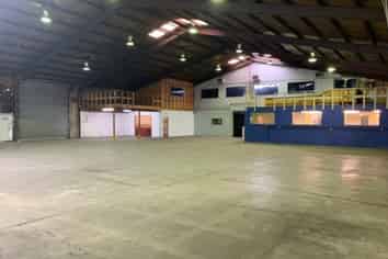 Affordable Warehouse on Rosebank Rd!