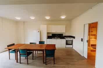 High Pro?le Showroom/Warehouse with 32 car parks!