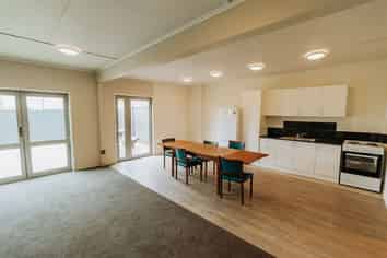 High Pro?le Showroom/Warehouse with 32 car parks!