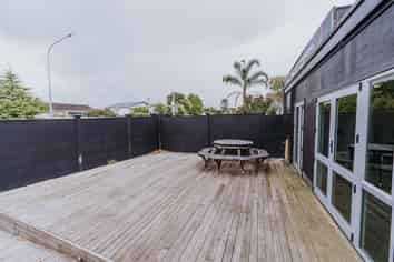 High Pro?le Showroom/Warehouse with 32 car parks!