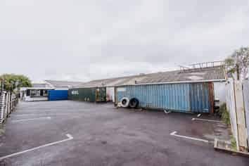 High Pro?le Showroom/Warehouse with 32 car parks!