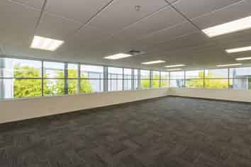 High stud warehouse with ample yard