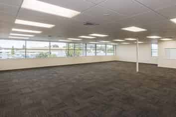 High stud warehouse with ample yard