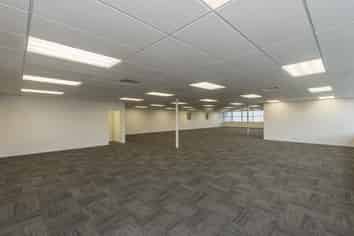 High stud warehouse with ample yard