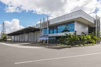 High stud warehouse with ample yard