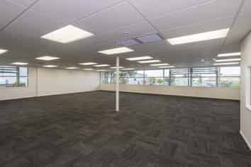 High stud warehouse with ample yard