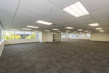 High stud warehouse with ample yard