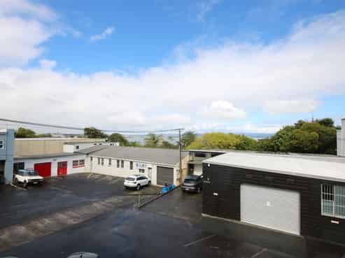 Bright & Open Plan on Hinemoa Street