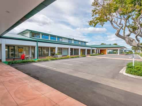 Superb suburban shopping complex for lease