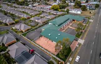 Superb suburban shopping complex for lease