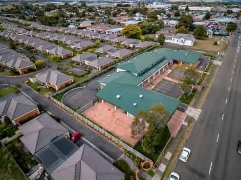 Superb suburban shopping complex for lease