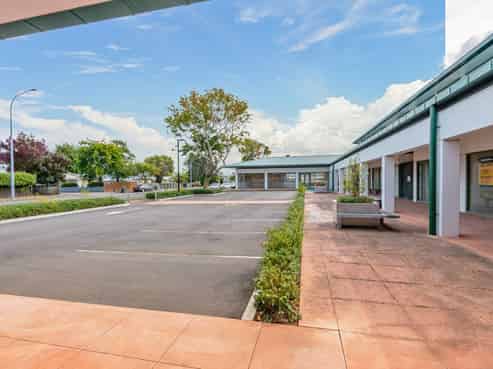 Superb suburban shopping complex for lease