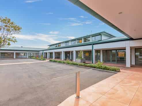 Superb suburban shopping complex for lease