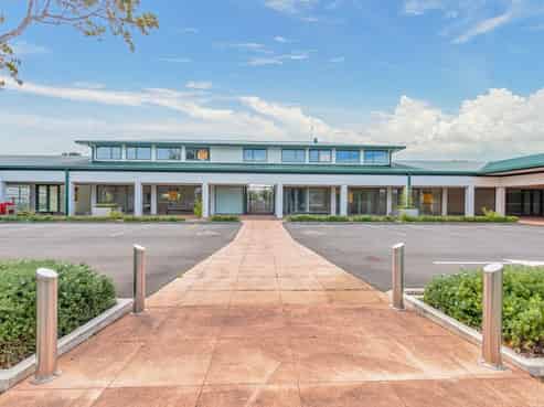 Superb suburban shopping complex for lease