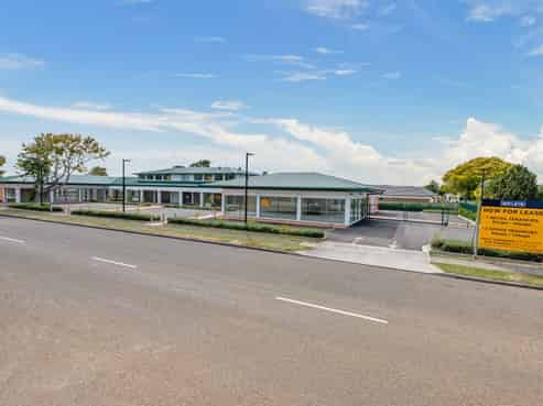 Superb suburban shopping complex for lease