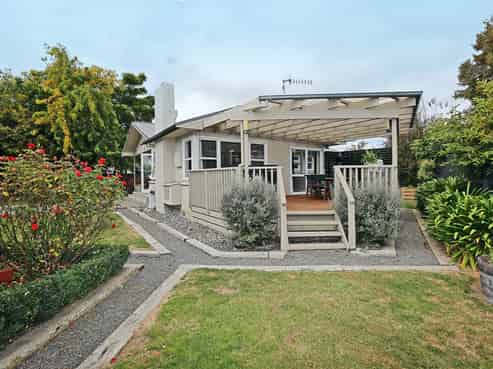 937 Nelson Street North, Mahora