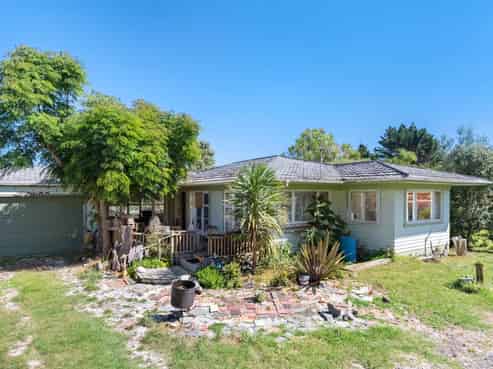 2132 Awhitu Road, Pollok