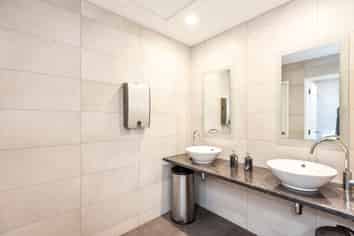 383M² OFFICE WITH PARKING