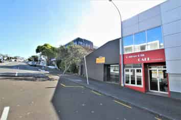 PERFECTLY POSITIONED OFFICE / WAREHOUSE