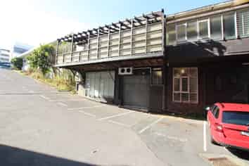 PERFECTLY POSITIONED OFFICE / WAREHOUSE