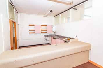 Second level office space in city center 