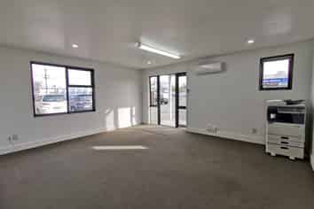 Tidy Burnside 400sqm Warehouse / Office