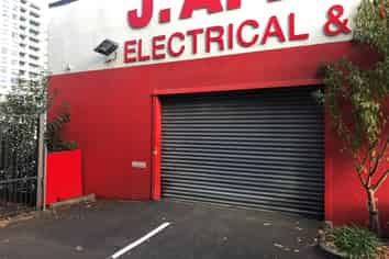 INDUSTRIAL / SHOWROOM CLOSE TO CBD