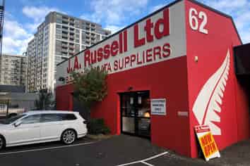 INDUSTRIAL / SHOWROOM CLOSE TO CBD