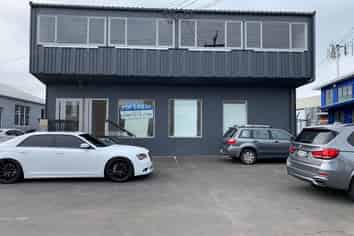 215M² REFURBISHED SHOWROOM / RETAIL