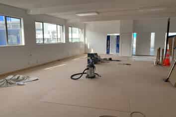 215M² REFURBISHED SHOWROOM / RETAIL