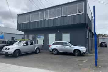 215M² REFURBISHED SHOWROOM / RETAIL