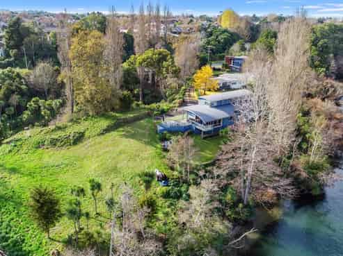 1109 River Road, Queenwood
