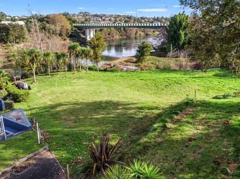 1109 River Road, Queenwood